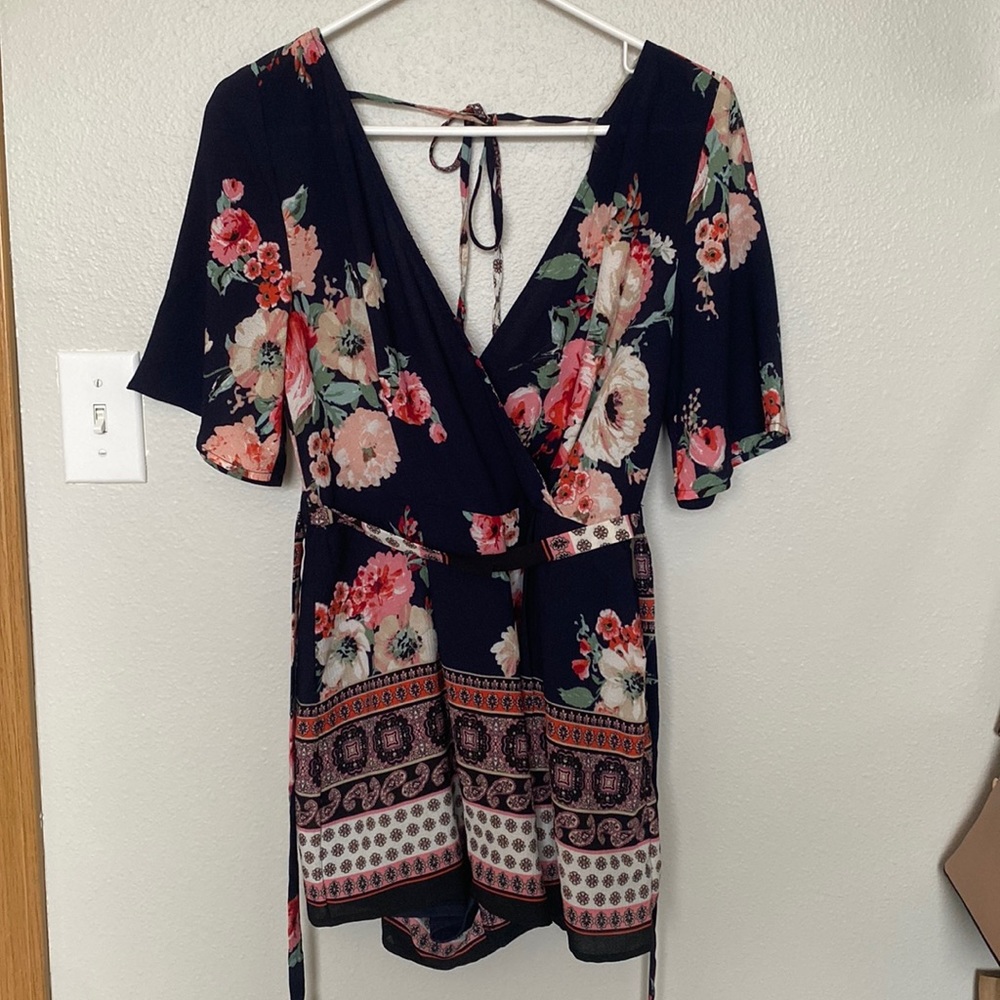 Navy blue romper from Francesca’s! Size small!